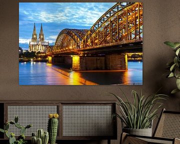 Köln, Deutschland - 3. August 2021: Kölner Dom Skyline und Hohenzollernbrücke mit Fluss Rhein in Deu von Markus Mainka