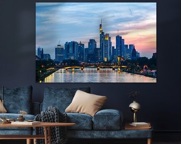 Frankfurt, Duitsland - 23 juli 2021: Skyline rivier Main wolkenkrabbers stad in Frankfurt, Duitsland van Markus Mainka