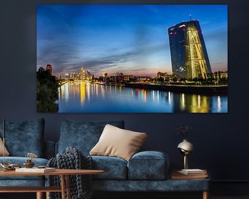 Frankfurt, Duitsland - 23 juli 2021: Skyline ECB Europese Centrale Bank rivier de Main wolkenkrabber van Markus Mainka
