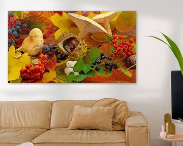 Herfstdecoratie gemaakt van bladeren, paddenstoelen en fruit van Michael Schuppich