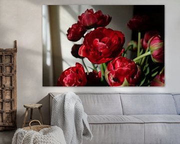 Interieur met rode tulpen van Minke Wagenaar