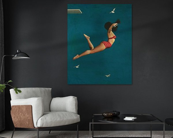 Meisje duikt in de zee met bikini