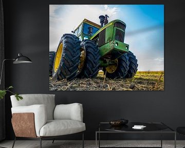 Tracteur John Deere vert sur un champ cultivé sur MPfoto71