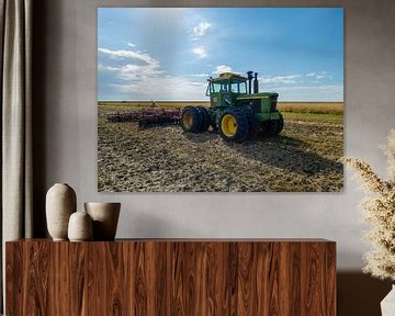 Tracteur John Deere vert sur un champ cultivé sur MPfoto71