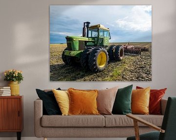 Tracteur John Deere vert sur un champ cultivé sur MPfoto71