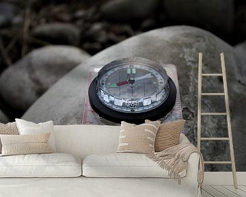 Ein Kompass auf einem Stein