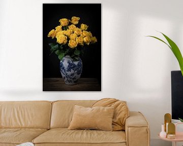 Blumenstillleben: gelbe Rosen in Delfter Vase