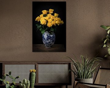 Nature morte avec des fleurs : roses jaunes dans un vase bleu Delft