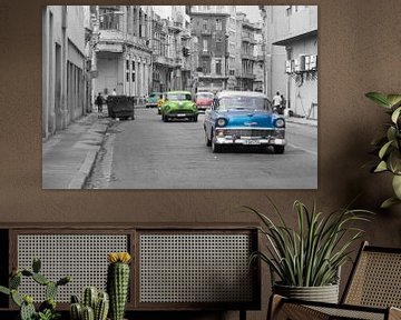 Cuba artistique en noir et blanc avec des voitures colorées sur Sander Meijering