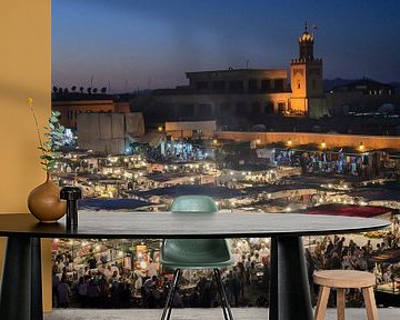 Mensen en voedselkraampjes 's avonds op Jema el Fna in Marrakech Marokko van Dieter Walther