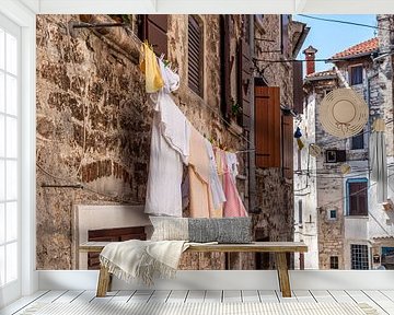 Alte Gasse mit Wäsche in Kroatien