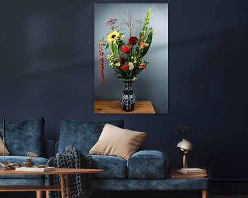 Stilleven: Kleurrijk boeket bloemen in Delfts blauwe vaas van Marjolein van Middelkoop