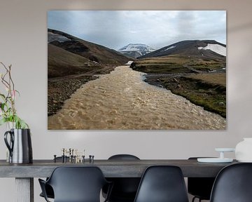 De rivier Jökuklvisl in de hooglanden van IJsland in het hoge temperatuurgebied Hveradalir bij Kerli van Edda Dupree