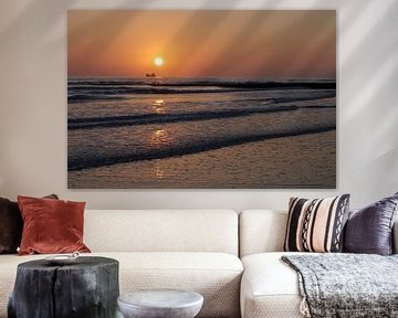 De ondergaande zon wordt weerspiegeld in de golven van de Noordzee van cuhle-fotos