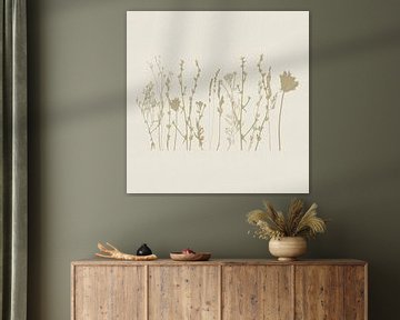 Subtiele bloemen in beige op crème van Dina Dankers