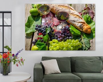 Raisins mûrs décorés de verres à vin sur une table en bois sur Udo Herrmann