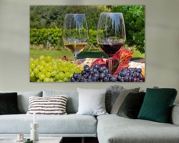 Rijpe druiven versierd met wijnglazen op een houten tafel van Udo Herrmann