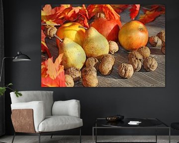 Appels, peren en walnoten op een rustieke houten tafel als herfstmotief van Udo Herrmann