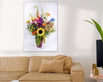 Kleurrijk boeket bloemen (lichte achtergrond) van Marjolijn van den Berg