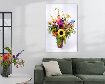 Kleurrijk boeket bloemen (lichte achtergrond) van Marjolijn van den Berg