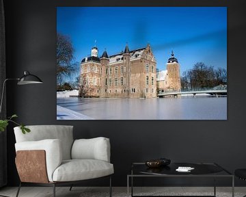 Middeleeuws kasteel in nederland met winter landschap en blauwe lucht.. van Marjolein Hameleers