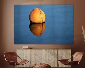 Oranje boei met reflectie in het blauwe kalme water van een meer, concept voor ontspanning, rustpauz van Maren Winter