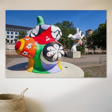 Nanas, Strassenkunst am Leineufer, dahinter Beginenturm, Hannover, Niedersachsen, Deutschland, Europ