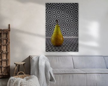 Close-up of a pear against a graphic background. van Adriana