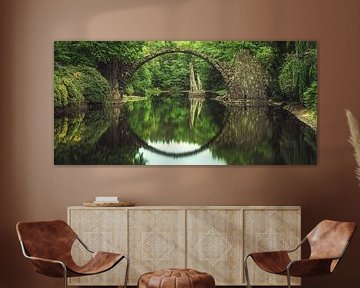 Rakotzbrug in Kromlau met weerspiegeling in het meer van Jean Claude Castor