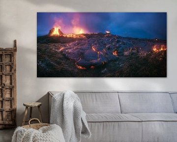 IJsland Geldingadalir Vulkaanuitbarsting Panorama op Blauwe Uur van Jean Claude Castor