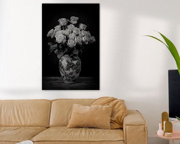 Nature morte : Bouquet de roses en noir et blanc dramatique