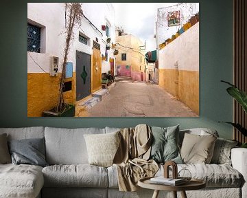 Kleurrijk geel straatje | Moulay Idriss | Marokko | reisfotografie print van Kimberley Helmendag