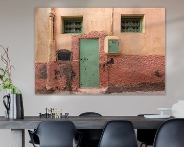 Roze met mint groen huis in Moulay Idriss | Marokko | reisfotografie print van Kimberley Helmendag