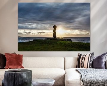 Zonsondergang bij de beelden van Paaseiland (Ahu Tahai) met de Stille Oceaan met wolkenlucht op de a van WorldWidePhotoWeb