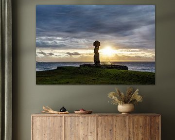 Zonsondergang bij de beelden van Paaseiland (Ahu Tahai) met de Stille Oceaan met wolkenlucht op de a van WorldWidePhotoWeb