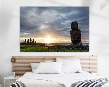 Zonsondergang bij de moai beelden van Paaseiland (Ahu Tahai) met de Stille Oceaan met wolkenlucht op de a van WorldWidePhotoWeb