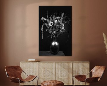 Nature morte : bouquet de fleurs dans un vase, noir et blanc sur Marjolein van Middelkoop