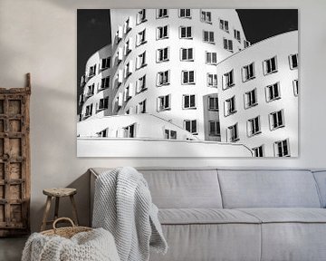 Gevel Gehry-gebouwen in de Mediahaven Düsseldorf in zwart-wit van Dieter Walther