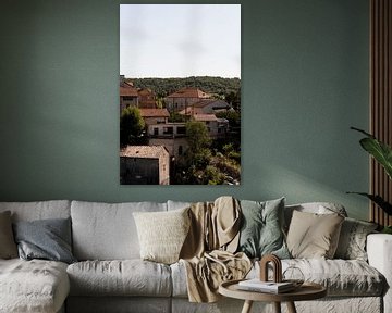 Topview van Ruoms gelegen aan de Ardeche rivier in Frankrijk.  Fine wall art. Photo print. van Fotograaf Elise