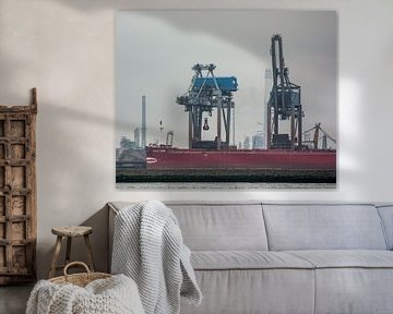 Navires de mer dans le port de Rotterdam avec leurs lourdes cargaisons. sur scheepskijkerhavenfotografie