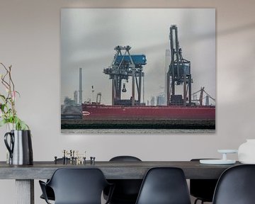 Zeeschepen in de haven Rotterdam met hun zware vrachten. van scheepskijkerhavenfotografie
