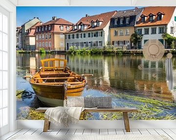 oever van de Regnitz met boot in Bamberg van Animaflora PicsStock