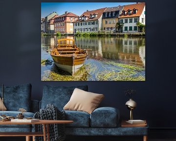 oever van de Regnitz met boot in Bamberg van Animaflora PicsStock