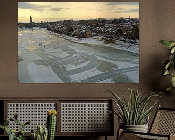 Luchtopname van de besneeuwde stad Rhenen in Nederland bij zonsondergang van Eye on You