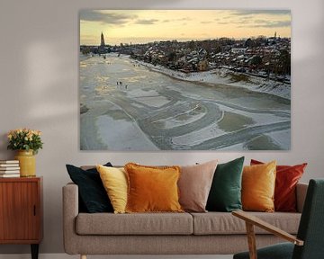 Luchtopname van de besneeuwde stad Rhenen in Nederland bij zonsondergang van Eye on You