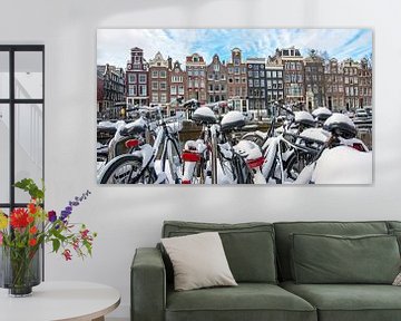 Besneeuwde fietsen in Amsterdam Nederland van Eye on You