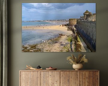 Stadsmuur en strand van Saint Malo, Bretagne, van Peter Schickert