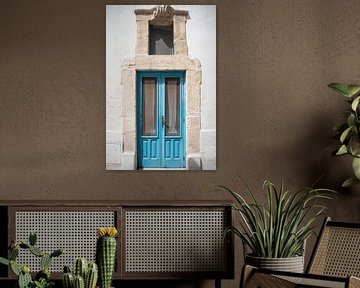Kunstfoto von aquablauer Tür mit Türpfosten aus Naturstein, Italien von Monique Tekstra-van Lochem