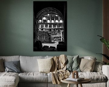 Doorkijkje door boog in  Colosseum | Rome, Italië  | Zwart-wit | Reisfotografie fine art van Monique Tekstra-van Lochem