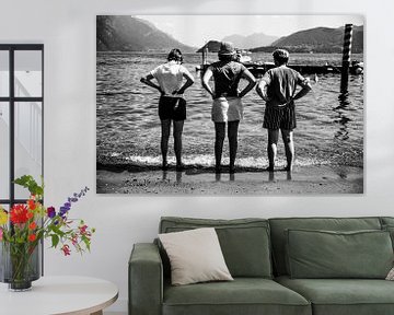 Fine art zwart-wit foto van drie vrouwen met handen in de zij uitkijkend over een meer in Italië van Monique Tekstra-van Lochem